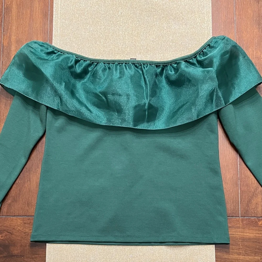❤️ J Crew Emerald Off-Shoulder Top